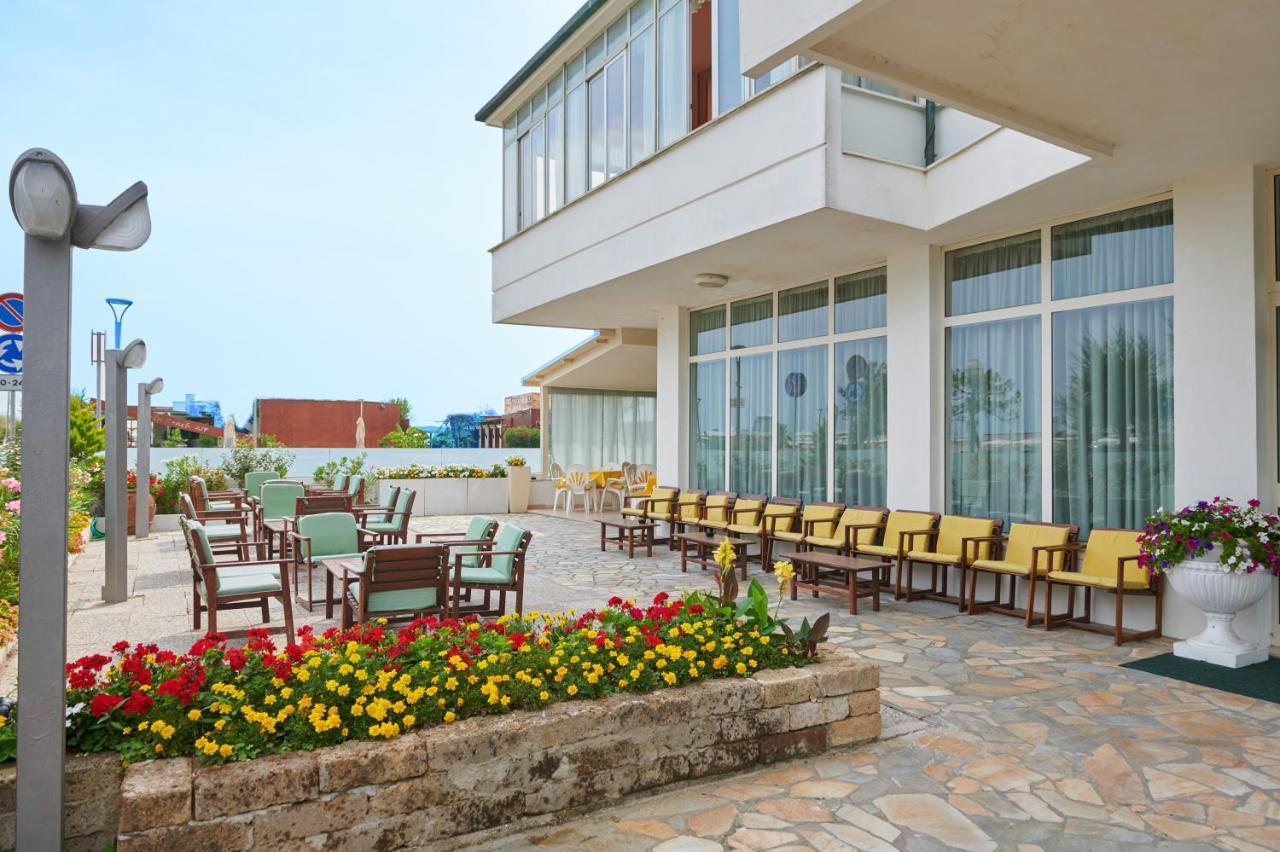 Hotel Caesar Bed And Breakfast Milano Marittima Zewnętrze zdjęcie