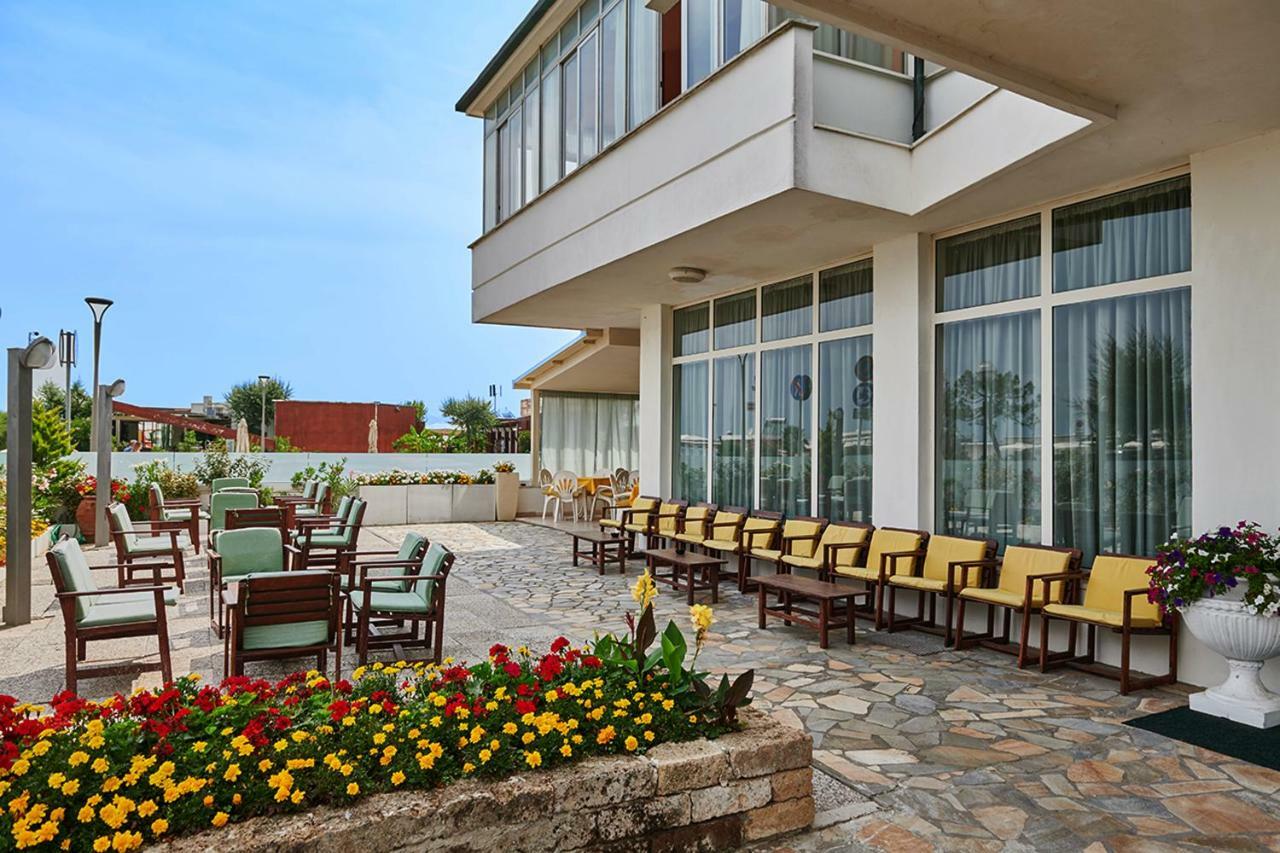Hotel Caesar Bed And Breakfast Milano Marittima Zewnętrze zdjęcie